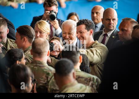 Anchorage, Vereinigte Staaten Von Amerika. September 2023. Anchorage, Vereinigte Staaten von Amerika. 11. September 2023. US-Präsident Joe Biden, Center, begrüßt Soldaten und Flieger während einer Gedenkfeier zum 22. Jahrestag der Terroranschläge von 9/11 während einer Gedenkzeremonie auf der Joint Base Elmendorf-Richardson, 11. September 2023 in Anchorage, Alaska. Kredit: A1C Moises Vasquez/USA Air Force Photo/Alamy Live News Stockfoto