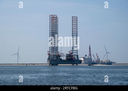 Ölplattform im Hafen von rotterdam, niederlande Stockfoto