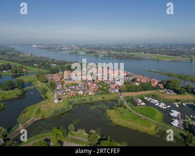 Aus der Luft von der historischen Stadt Woudrichem am Fluss Merwede in den Niederlanden. Stockfoto