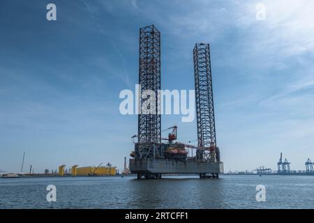Ölplattform im Hafen von rotterdam, niederlande Stockfoto