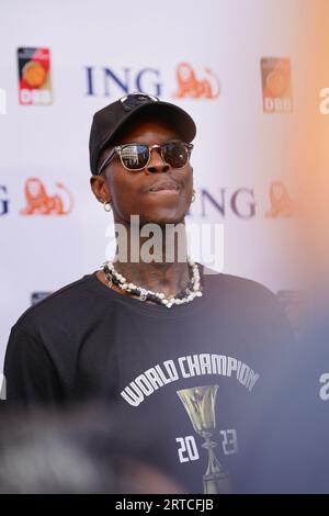 Frankfurt, Deutschland. September 2023. Frankfurt, 12. September 2023: Dennis Schroeder ( 17 Deutschland) feiert die Deutsche Basketball-Nationalmannschaft - Basketball-Weltcupsieger 2023 im ING Headquater in Frankfurt. (Julia Kneissl/SPP) Credit: SPP Sport Press Photo. Alamy Live News Stockfoto