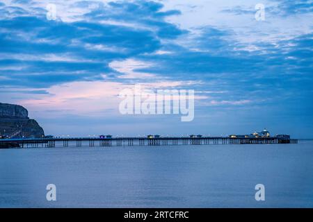 Der Victorian Pier im Seebad Llandudno in der Abenddämmerung, Wales, Großbritannien, Europa Stockfoto