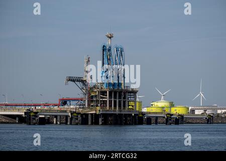 Industriegasanlage. Umladung und Speicherung von LNG oder Flüssigerdgas im Hafen von Rotterdam. Schiffe legen für den Transport von LNG an. Stockfoto