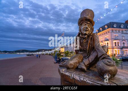 Skulptur des Mad Hatter aus Alice im Wunderland an der Promenade des Badeortes Llandudno in der Abenddämmerung, Wales, Vereinigtes Königreich, Europa op Stockfoto