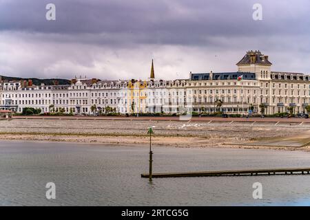 Hotels an der Strandpromenade im Seebad Llandudno, Wales, Großbritannien, Europa Stockfoto