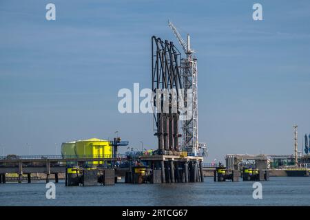 Industriegasanlage. Umladung und Speicherung von LNG oder Flüssigerdgas im Hafen von Rotterdam. Schiffe legen für den Transport von LNG an. Stockfoto