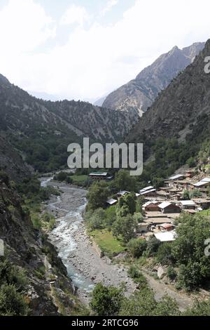 Kalash-Dorf in den Hindukusch-Bergen Pakistans Stockfoto