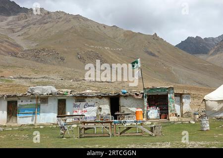 Erfrischungsstopp auf dem Shandur Pass Stockfoto