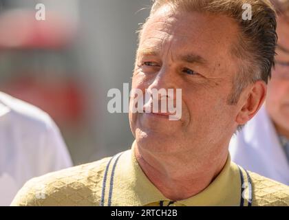 TV-Naturmoderator Chris Packham auf dem Parliament Square, um gegen die Vergabe neuer Lizenzen für die Ölförderung zu protestieren. London, Großbritannien. September 2023. Stockfoto