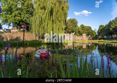 Froschteich mit Skulptur Paul, der schwimmende Reifenmann und die Stadtmauer mit Wachturm in Rees, Niederrhein, Nordrhein-Westfalen, Deutschland, Europa Stockfoto