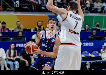 Manila, Philippinen. September 2023. Johannes Voigtmann (R) aus Deutschland und Bogdan Bogdanovic (L) aus Serbien wurden während des Finales der FIBA Basketball-Weltmeisterschaft 2023 zwischen Serbien und Deutschland in der Mall of Asia Arena-Manila in Aktion gesehen. Endstand: Deutschland 83:77 Serbien. (Foto: Nicholas Muller/SOPA Images/SIPA USA) Credit: SIPA USA/Alamy Live News Stockfoto