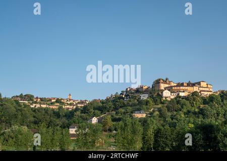 Blick auf Belves, ein wunderschönes mittelalterliches Dorf in Dordogne, Frankreich. Stockfoto