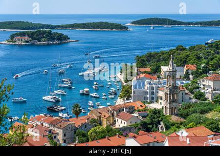 Luftaufnahme von Booten, die im Hafen von Hvar Town (Grad Hvar) auf der Insel Hvar an der dalmatinischen Küste von Kroatien ankern Stockfoto