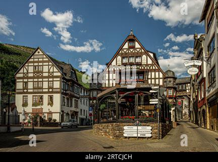 Fachwerkhäuser in der Weinstadt Assmannshausen, mitten im gasthaus „Alte Bauernschänke“, Weltkulturerbe Oberes Mittelteil Stockfoto