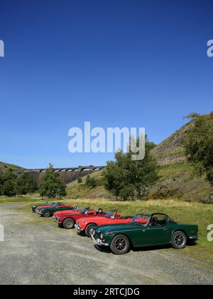 Klassische Triumph TR Sportwagen, die im Elan Valley, Powys, Wales, Großbritannien, geparkt sind. Stockfoto