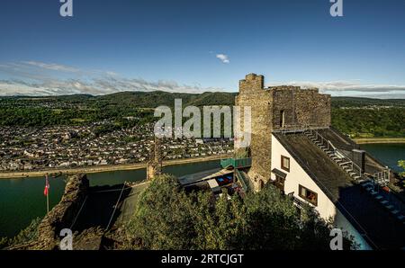 Blick auf das Hotel Burg Liebenstein und das Rheintal bei Bad Salzig, Kamp-Bornhofen, Oberes Mittelrheintal, Rheinland-Pfalz, Deutschland Stockfoto