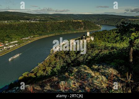 Blick vom Rheinsteig auf die Schlösser Liebenstein und Sterrenberg sowie auf den Rheinbogen bei Kamp-Bornhofen, Oberes Mittelrheintal, Rh Stockfoto