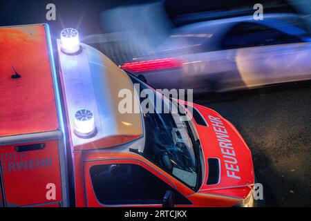 Notarzt, Ambulanz, Feuerwehr, Notfahrt mit blauen Lichtern, blauen Lichtern und Matinshorn, Ambulanz, Neukoelln, Berlin Stockfoto