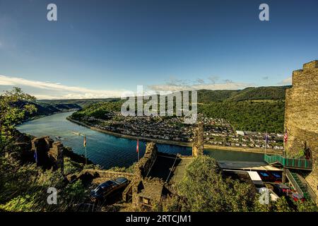 Blick von Schloss Liebenstein auf die Rheinbiegung bei Bad Salzig und Kestert, Kamp-Bornhofen, Oberes Mittelrheintal, Rheinland-Pfalz, GE Stockfoto