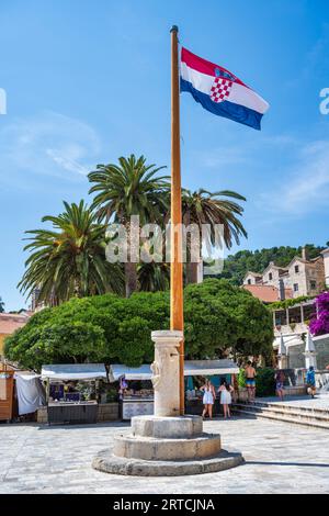 Säule (Stupac Štandarac) und Fahnenmast außerhalb der venezianischen Loggia (Loda) in der Stadt Hvar (Grad Hvar) auf der Insel Hvar an der dalmatinischen Küste Kroatiens Stockfoto