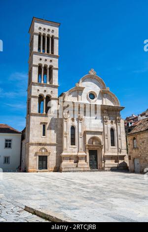 Blick auf die Stephansdom auf der Ostseite des Hauptplatzes der Stadt Hvar (Grad Hvar) auf der Insel Hvar an der dalmatinischen Küste Kroatiens Stockfoto