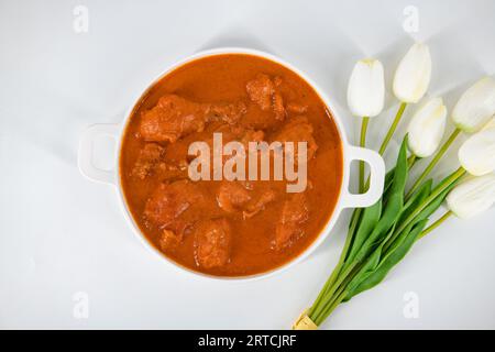 Leckeres Butterhähnchen-Currygericht aus der indischen Küche. Murg Makhanwala oder Masala. Butterhähnchen Tikka Masala serviert mit rotti oder Chapati. Stockfoto