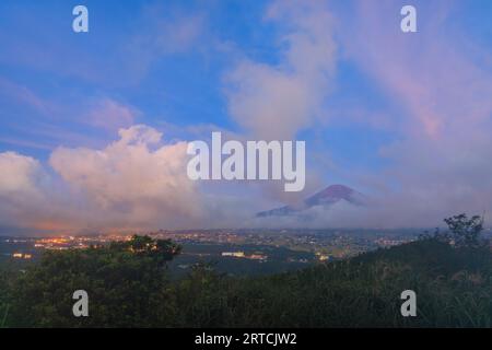 Die Lichter der Stadt und der Sonnenuntergang leuchten am Himmel über dem Mt. Fuji zur blauen Stunde Stockfoto