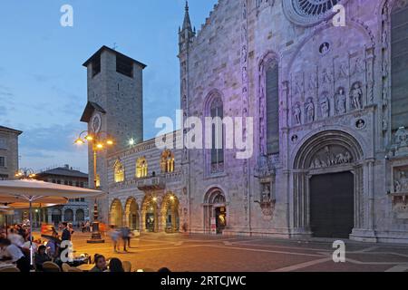 Fassade der Kathedrale von Santa Maria Assunta und des Broletto mit dem Turm, Piazza de Duomo, Como, Comer See, Lombardei, Italien Stockfoto