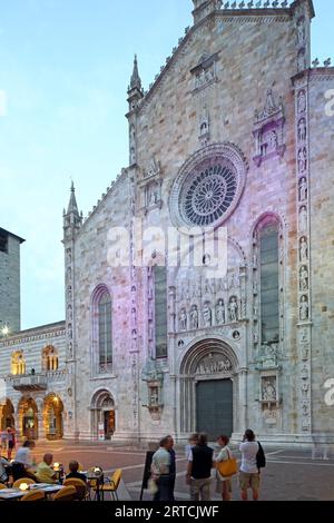 Fassade der Kathedrale von Santa Maria Assunta und des Broletto mit dem Turm, Piazza de Duomo, Como, Comer See, Lombardei, Italien Stockfoto