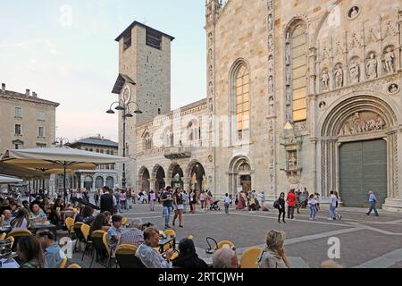 Fassade der Kathedrale von Santa Maria Assunta und des Broletto mit dem Turm, Piazza de Duomo, Como, Comer See, Lombardei, Italien Stockfoto