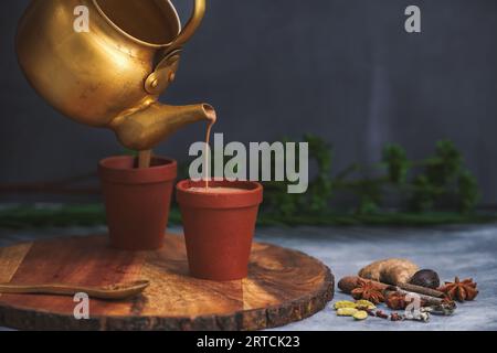 Kräutertee wird in Erdbechern, bekannt als Kulhad, ausgegossen. Lokal Kulhad Chai genannt oder schneiden Chai oder Masala Chai oder Matka Tee. Stockfoto