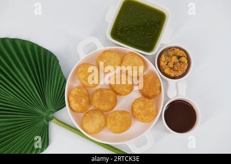Desi Indian Street Food genannt Golgappe oder Pani Puri. Berühmte indische Vorspeise. Pani puri chaat, ein indisches Straßenessen, das in Kalkutta, Mumbai, Delhi beliebt ist Stockfoto