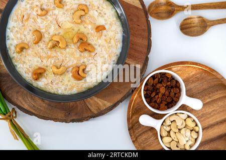 Semiya payasam oder Shewai oder sewai Khir oder seviyan Kheer ist eine indische Süßigkeit, die aus Vermicelli, Milch, Ghee, Zucker oder Zackel, Rosinen und Nüssen hergestellt wird. Schön. Stockfoto