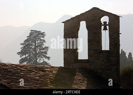 Dach und Glockenturm einer alten Kirche im Dorf Ossuccio, am Westufer des Comer Sees, Lombardei, Italien Stockfoto