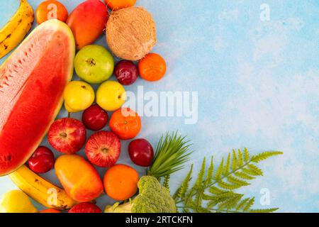 Gesunde Bio-Lebensmittel Hintergrund. Studio-Foto von verschiedenen Obst- und Gemüsesorten auf weißem Hintergrund. Hochauflösendes Bild. Verschiedene Fruchthintergründe. Stockfoto