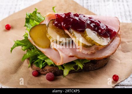 Hausgemachtes Rest-Thanksgiving-Sandwich mit truthahn Stockfoto