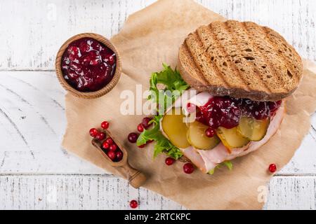 Hausgemachtes Rest-Thanksgiving-Sandwich mit truthahn Stockfoto