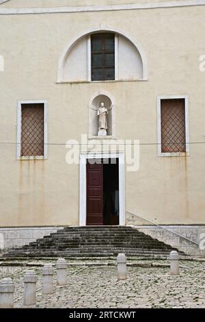 Rovinj, Kroatien - 15. Oktober 2014: Eintritt zum Franziskanerkloster und dem Gebäude des Museums. Stockfoto