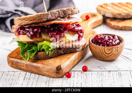 Hausgemachtes Rest-Thanksgiving-Sandwich mit truthahn Stockfoto