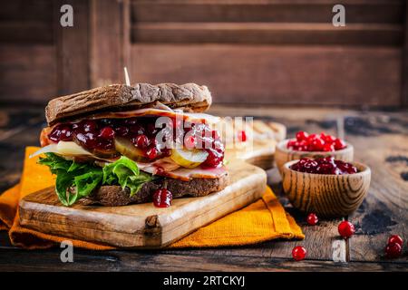 Hausgemachtes Rest-Thanksgiving-Sandwich mit truthahn Stockfoto