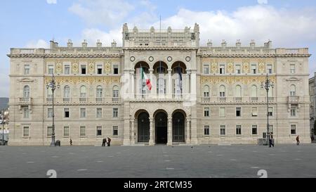 Triest, Italien - 13. Oktober 2014: Kommunales Gebäude Regierungspalast am Herbsttag des Platzes der Einheit Italiens. Stockfoto