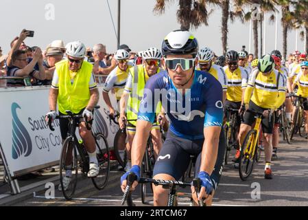 Fahrer des Movistar-Teams beim Tour of Britain-Radrennen Stage 6 startet in Southend on Sea, Essex, UK, mit den Southend Wheelers-Radfahrern jenseits der Grenze Stockfoto