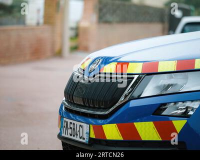 Neufchatel-Hardelot, Frankreich - 18. August 2023: Die detaillierte Untersuchung eines Skoda Polizeiautos der Gendarmerie offenbart seine fortschrittliche Technologie und tadellose Handwerkskunst Stockfoto