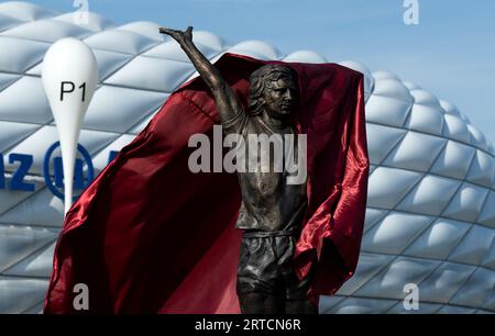 München, Deutschland. September 2023. Vor der Allianz Arena wird ein Denkmal zu Ehren von Gerd Müller eingeweiht. Gerd Müller schrieb Fußballgeschichte als Weltklasse-Stürmer mit dem FC Bayern München und der deutschen Nationalmannschaft. Er starb im August 2021 im Alter von 75 Jahren. Credit: Sven Hoppe/dpa/Alamy Live News Credit: dpa Picture Alliance/Alamy Live News Stockfoto