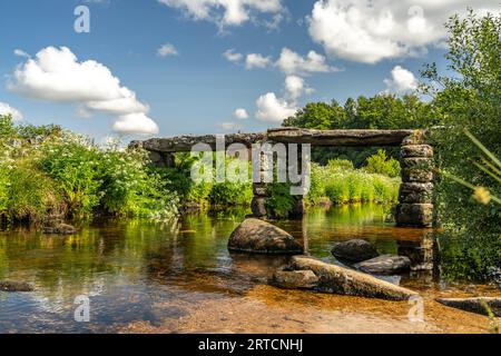 Die mittelalterliche Steinplatte Clapper Bridge in Postbridge, Dartmoor, Devon, England, Vereinigtes Königreich, Europa Stockfoto