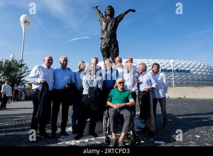 München, Deutschland. September 2023. Ehemalige Teamkollegen stehen vor der Gedenkstätte und der Allianz Arena während der Einweihung des Denkmals zu Ehren von Gerd Müller. Gerd Müller schrieb Fußballgeschichte als Weltklasse-Stürmer mit dem FC Bayern München und der deutschen Nationalmannschaft. Er starb im August 2021 im Alter von 75 Jahren. Quelle: Sven Hoppe/dpa/Alamy Live News Stockfoto