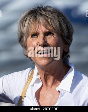 München, Deutschland. September 2023. Uschi Müller, Ehefrau von Gerd Müller, nimmt an der Einweihung des Denkmals zu Ehren von Gerd Müller vor der Allianz Arena Teil. Gerd Müller schrieb Fußballgeschichte als Weltklasse-Stürmer mit dem FC Bayern München und der deutschen Nationalmannschaft. Er starb im August 2021 im Alter von 75 Jahren. Quelle: Sven Hoppe/dpa/Alamy Live News Stockfoto