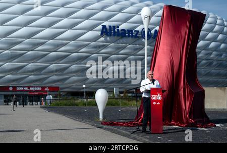 München, Deutschland. September 2023. Uli Hoeneß, Ehrenpräsident von München, spricht bei der Einweihung des Denkmals zu Ehren von Gerd Müller vor der Allianz Arena. Gerd Müller schrieb Fußballgeschichte als Weltklasse-Stürmer mit dem FC Bayern München und der deutschen Nationalmannschaft. Er starb im August 2021 im Alter von 75 Jahren. Quelle: Sven Hoppe/dpa/Alamy Live News Stockfoto