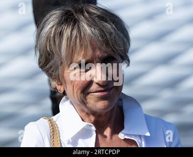 München, Deutschland. September 2023. Uschi Müller, Ehefrau von Gerd Müller, nimmt an der Einweihung des Denkmals zu Ehren von Gerd Müller vor der Allianz Arena Teil. Gerd Müller schrieb Fußballgeschichte als Weltklasse-Stürmer mit dem FC Bayern München und der deutschen Nationalmannschaft. Er starb im August 2021 im Alter von 75 Jahren. Quelle: Sven Hoppe/dpa/Alamy Live News Stockfoto