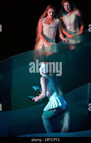 Front: Marianne Andersen (Wellgunde) mit (l-r) Leah Marian Jones (Flosshilde), Inka Rinn (Woglinde) in das RHEINGOLD von Wagner am Festival Theatre, Edinburgh 21/08/2000 ein schottischer Opernproduktionsdirigent: Richard Armstrong Bühnenbild: Hildegard Bechtler Kostüme: ANA Jebens Beleuchtung: Wolfgang Gobbel Bewegung: Vanessa Gray Regisseur: Tim Albery Stockfoto